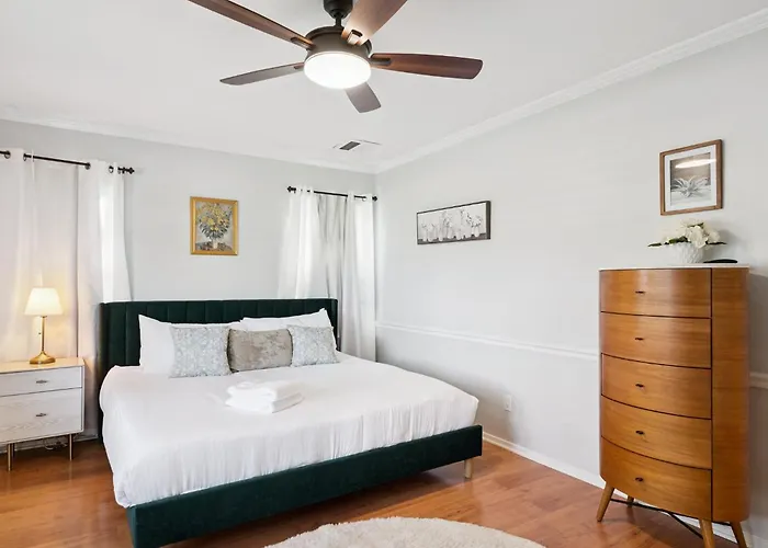 Holiday home Retreat With Pool - Prime Location