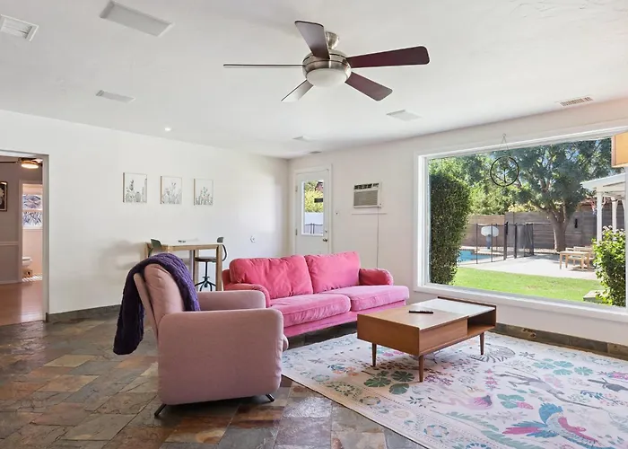 Holiday home Retreat With Pool - Prime Location