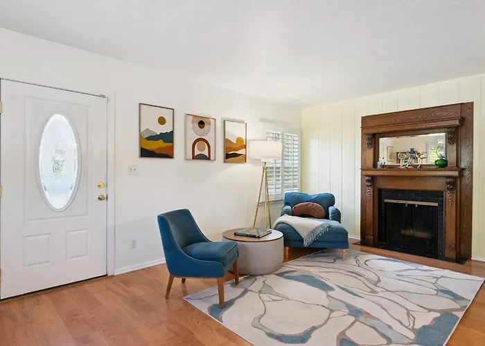 Holiday home Retreat With Pool - Prime Location