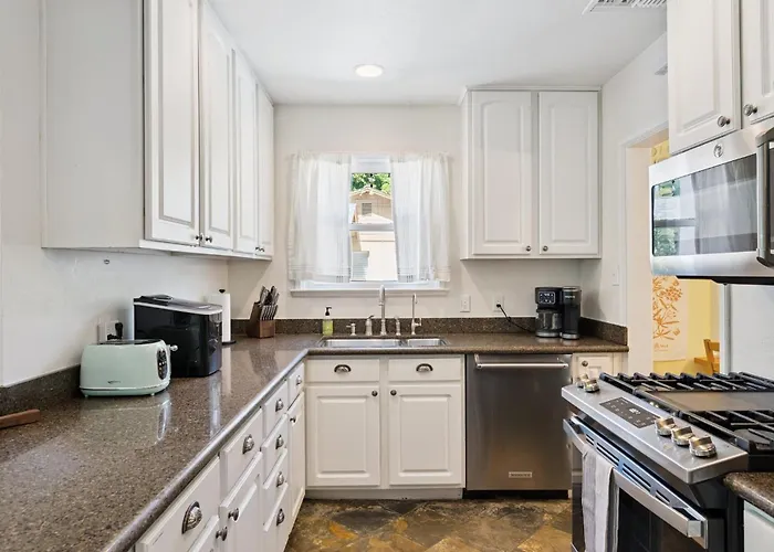 Holiday home Retreat With Pool - Prime Location Phoenix