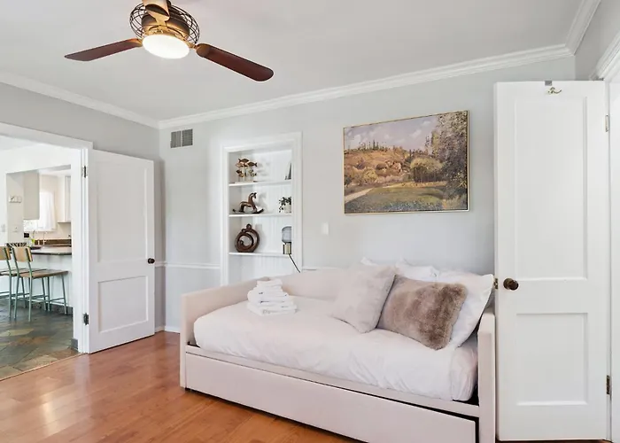 Retreat With Pool - Prime Location *