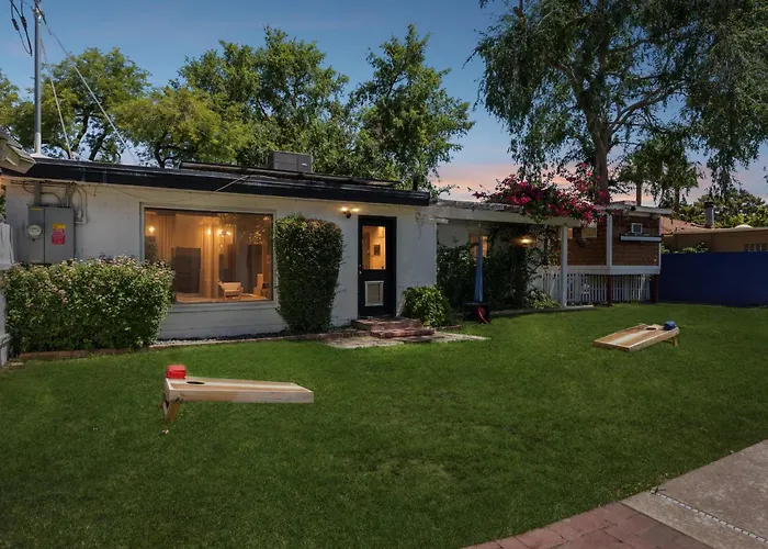 Retreat With Pool - Prime Location *