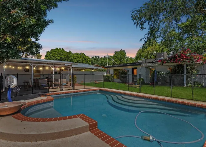 Holiday home Retreat With Pool - Prime Location