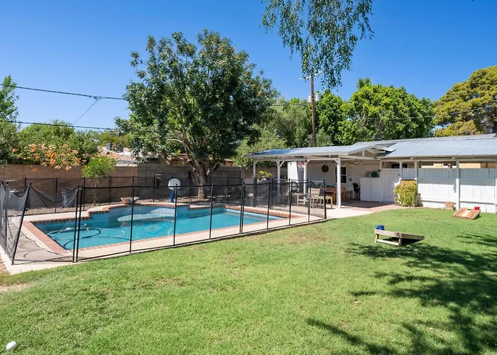 Holiday home Retreat With Pool - Prime Location Phoenix
