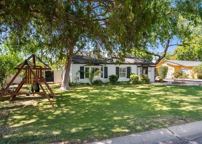 Holiday home Retreat With Pool - Prime Location